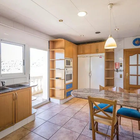 Beach Front Home In Lloret De Mar בית נופש